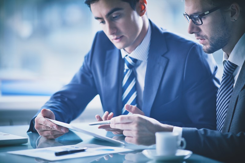 2 hombres viendo una tableta
