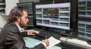 hombre trabajando en implementar contabilidad electrónica en una empresa