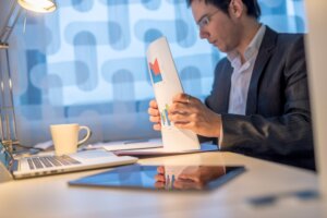 Hombre calculando las cuentas por pagar de su empresa