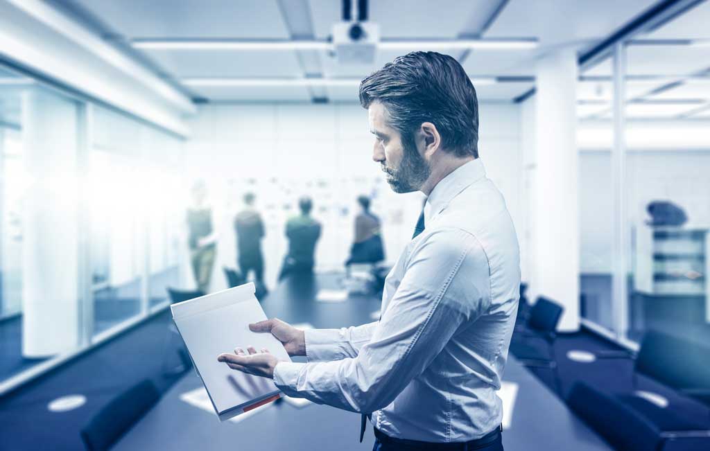 director de finanzas revisando documentos en la empresa