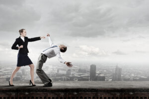 dos personas enfrentándose