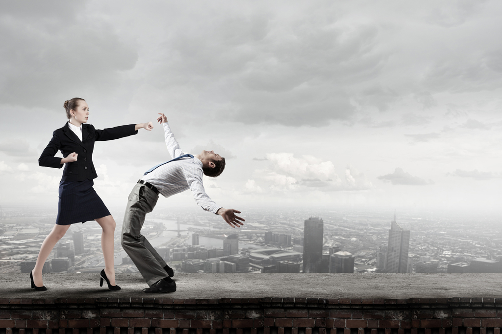 dos personas enfrentándose