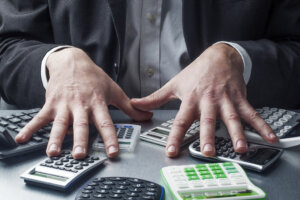 hombre haciendo cálculos contables porque cambió mis cuentas del SAT