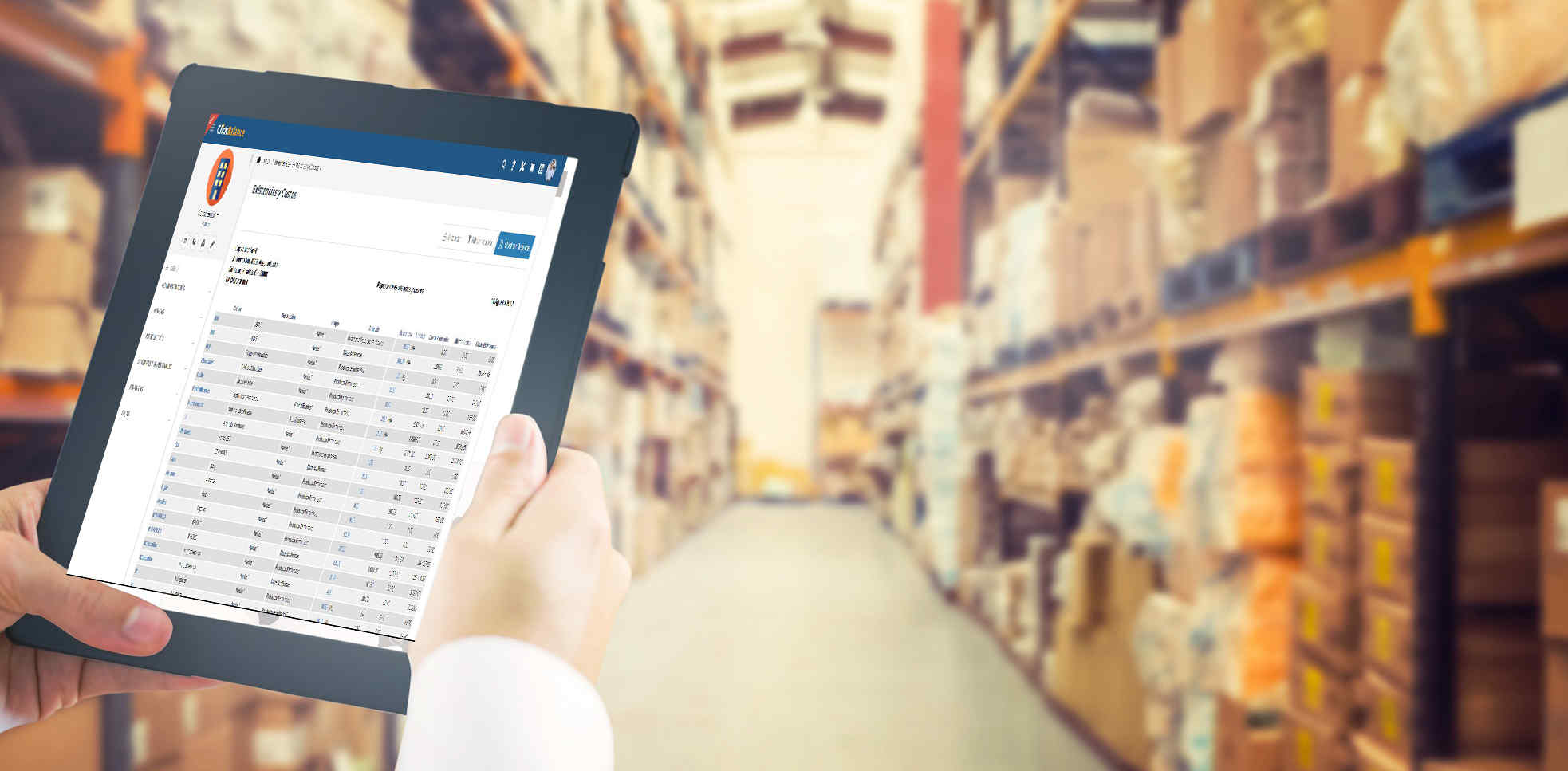 empresario usando un sistema de inventarios para el control de sus mercancias