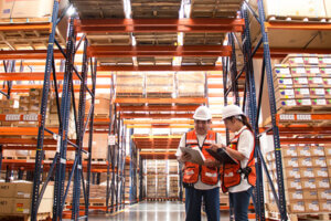 trabajadores usando el sistema de inventarios PEPS para realizar el control de los productos en almacen