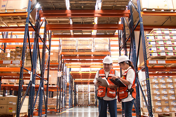 trabajadores usando el sistema de inventarios PEPS para realizar el control de los productos en almacen