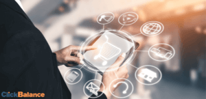 empresario gestionando las ventas de su e-commerce mediante su erp en la nube con una tablet